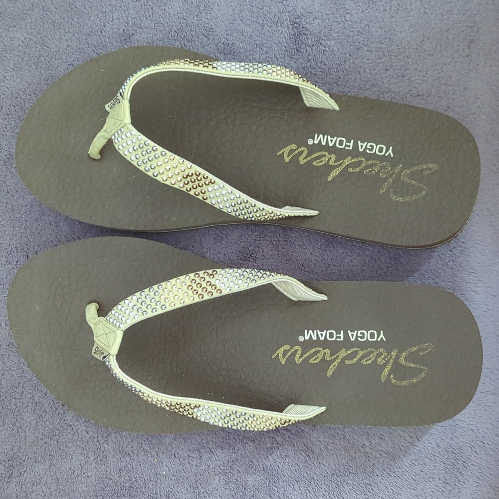 Women's Skechers Yoga Foam Flip Flops - Picture 2 of 16